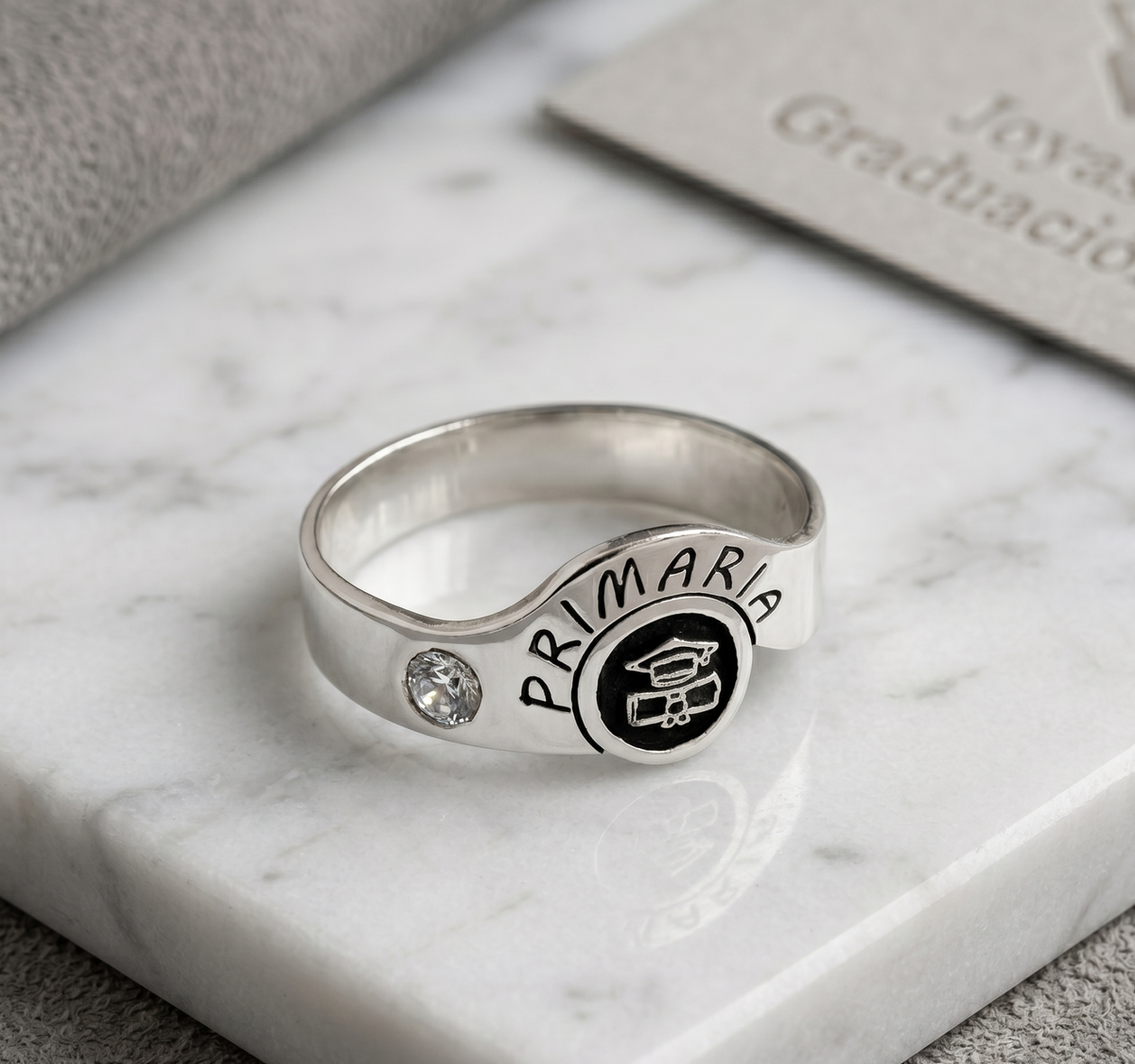 Anillo de Graduación Primaria personalizado en Plata