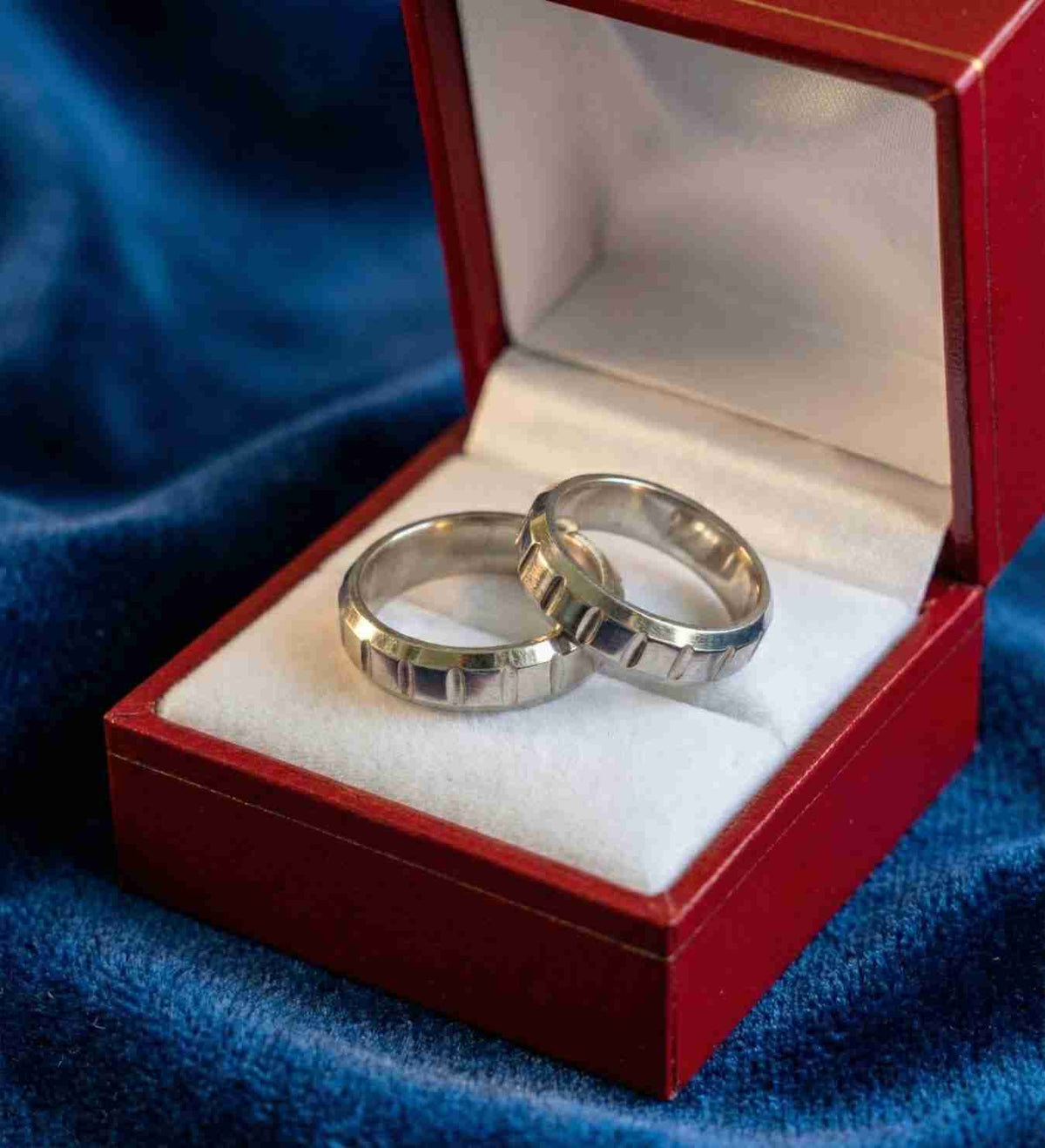 💍 Anillos de Matrimonio Facetados en Plata 925 – Con Canción Personalizada Gratis