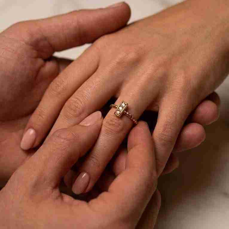 Anillo de Promesa Oro “Destino Unido” con Brillantes