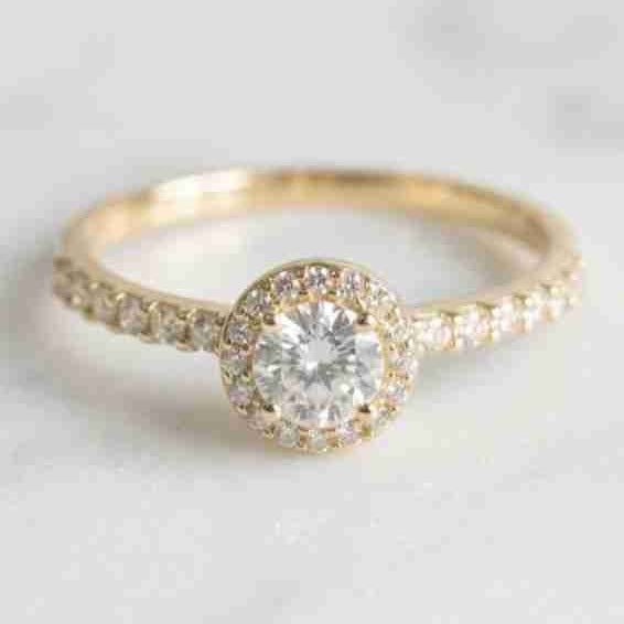 Anillo de Compromiso en Oro  para Mujer con Halo de Piedras Brillantes Corte Diamante – Diseño Elegante y Atemporal