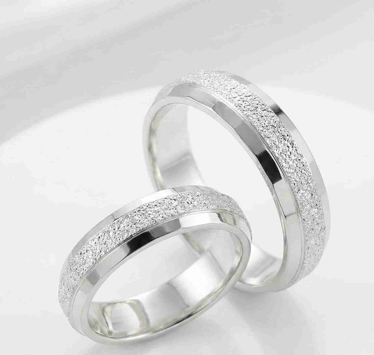 Anillos de Matrimonio en Plata 925 con Textura Brillante y Canción Personalizada GRATIS