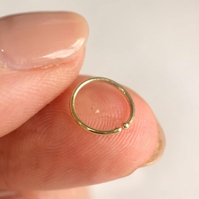 Piercing tipo aro PIER510K sobre la yema de un dedo
