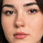 Piercing para nariz tipo aro con piedra y balín colocado en una modelo