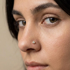 Piercing de oro 10K con piedra engastada colocado en la nariz