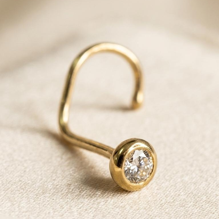 Piercing para nariz de oro 10K con poste curvo y piedra redonda en bisel