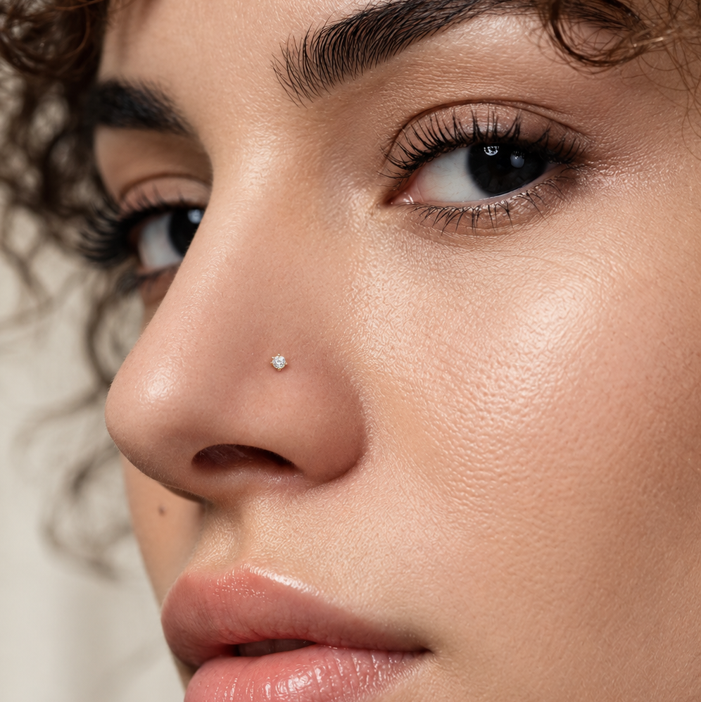 Vista de perfil del piercing para nariz de oro 10K