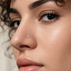 Vista de perfil del piercing para nariz de oro 10K