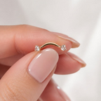 Piercing Doble Destello pier910k sostenido entre los dedos