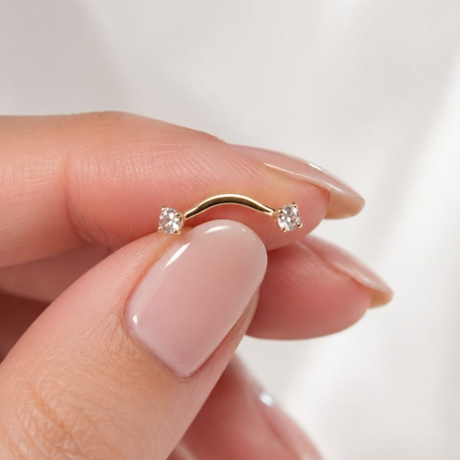 Piercing Doble Destello pier910k sostenido entre los dedos