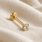 Vista diagonal del piercing tragus de oro 10K con poste recto y base plana