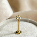Piercing tragus de oro 10K con piedra redonda brillante y base plana